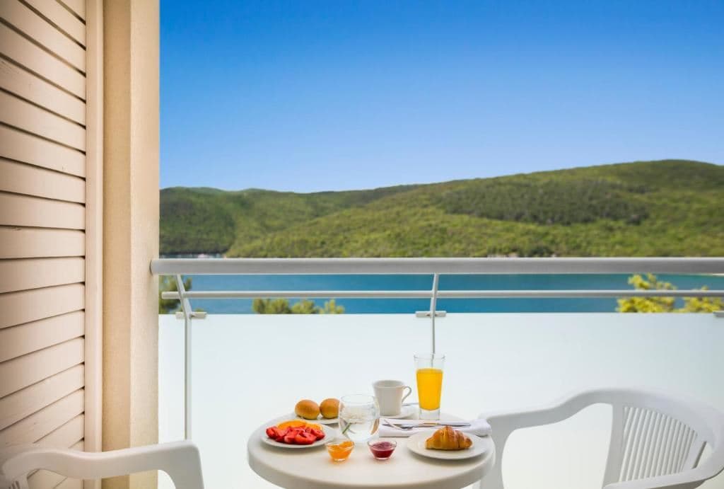 rooms-double-superior-room-seaside-balcony