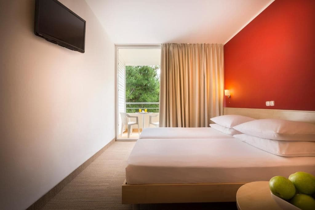 rooms-triple-superior-room-balcony