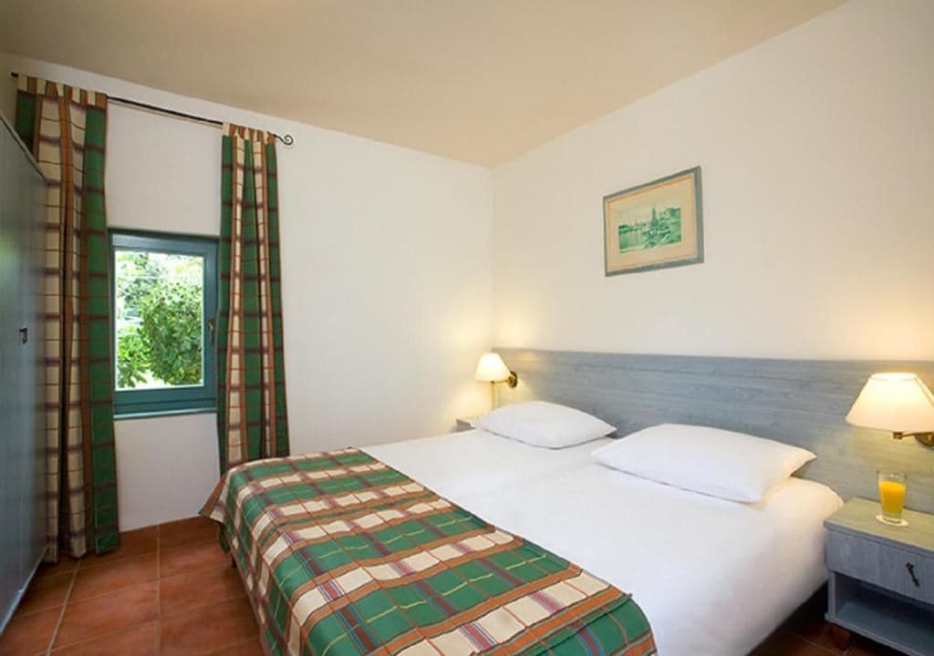 rooms-classic-villa-seaside-balcony-or-terrace