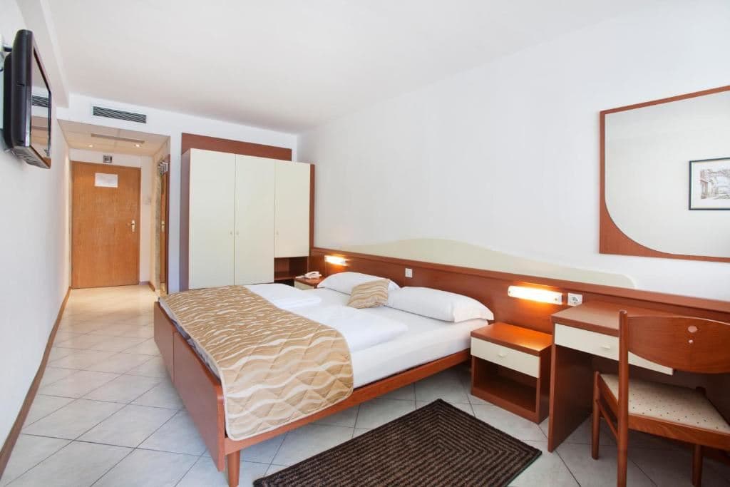 rooms-double-room-street-view