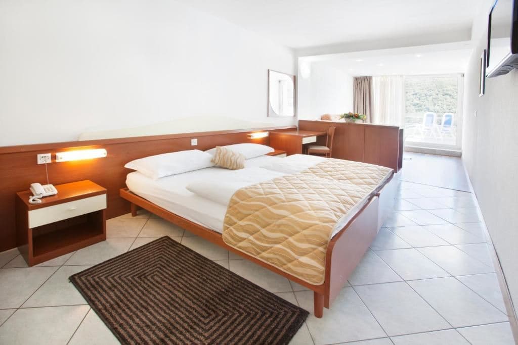 rooms-double-room-street-view