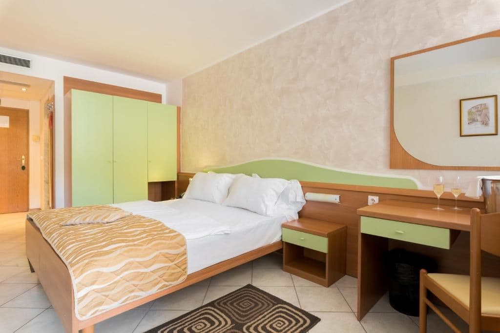 rooms-double-room-street-view