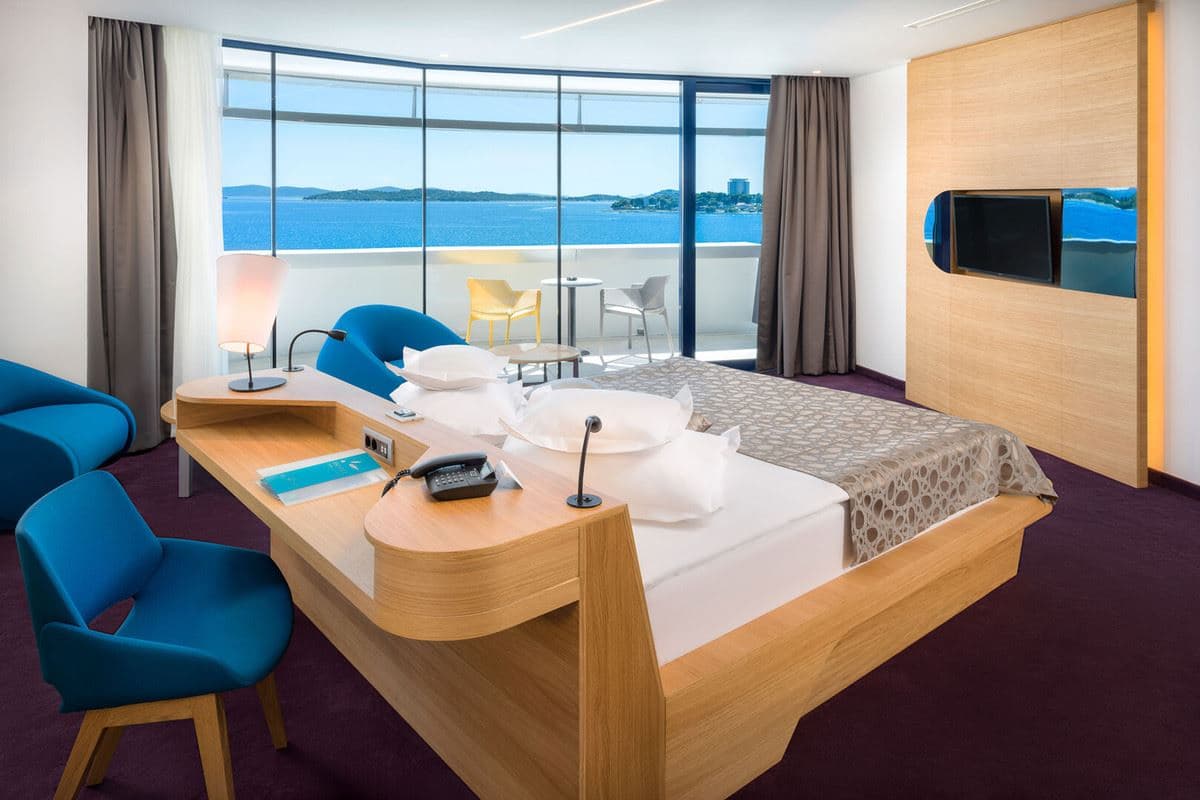 rooms-deluxe-room-seaview-balcony