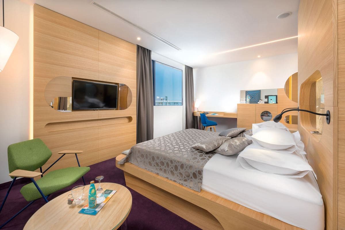 rooms-standard-room-park-view-balcony