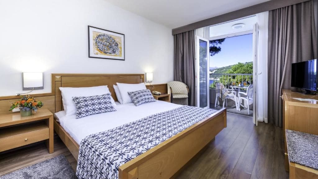 rooms-double-standard-room-seaview-balcony