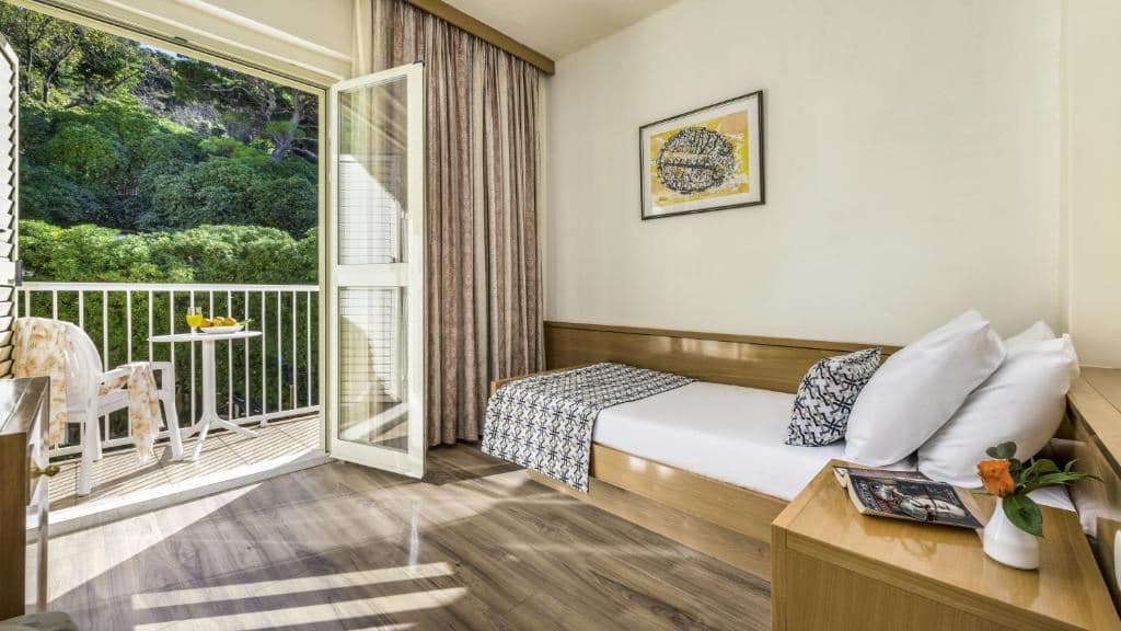 rooms-single-standard-room-park-view-balcony