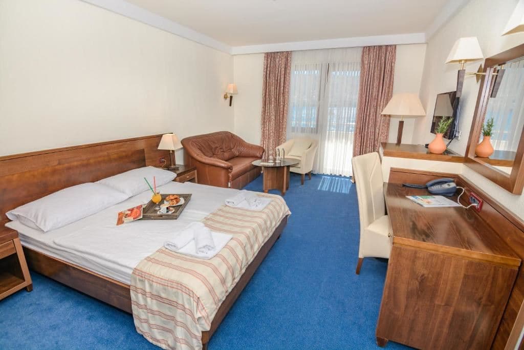 rooms-familyroom-seaview-balcony