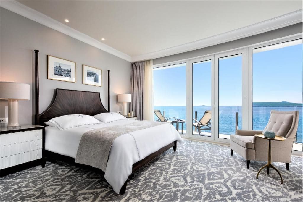 rooms-double-deluxe-room-seaview-balcony