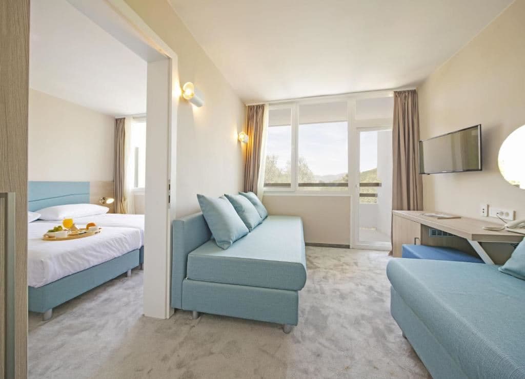 rooms-superior-familyroom-balcony