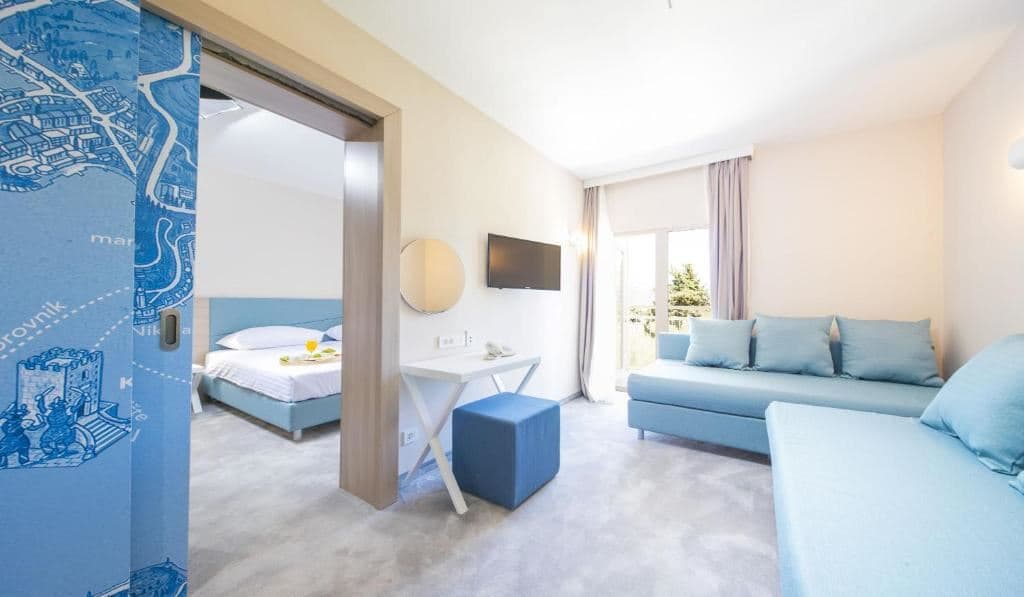 rooms-superior-familyroom-balcony