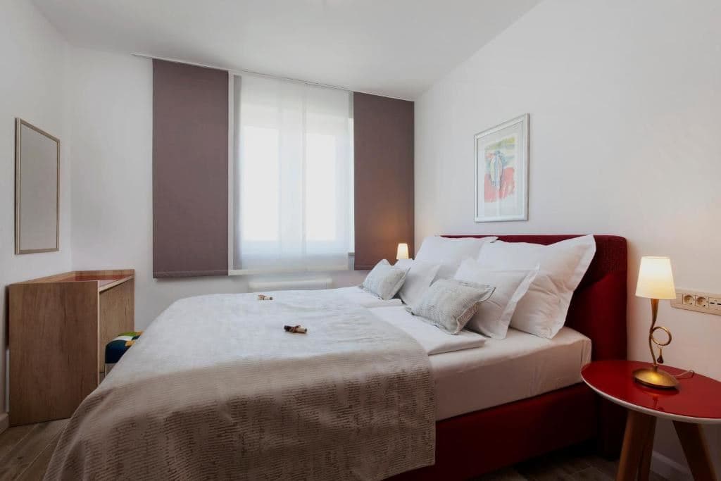 rooms-room-gardenview-balcony-economy