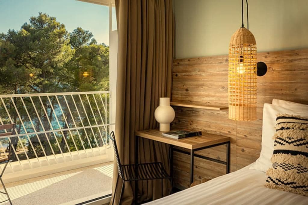 rooms-classic-room-seaside-balcony