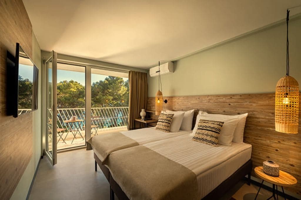 rooms-superior-room-seaside-balcony