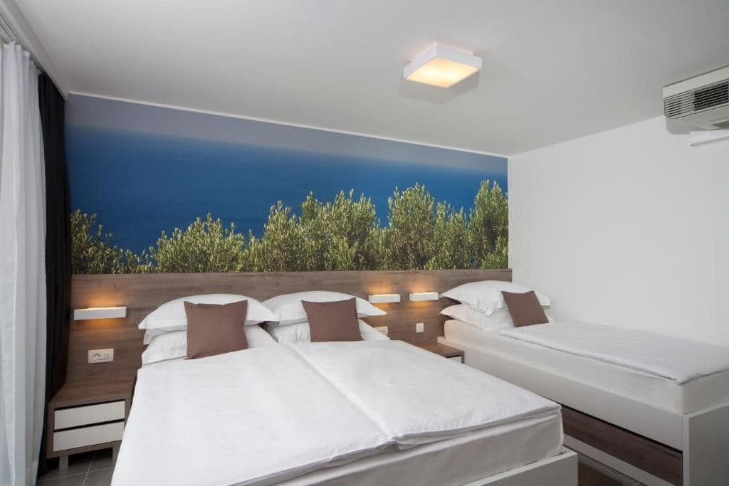 rooms-annex-familyroom-balcony
