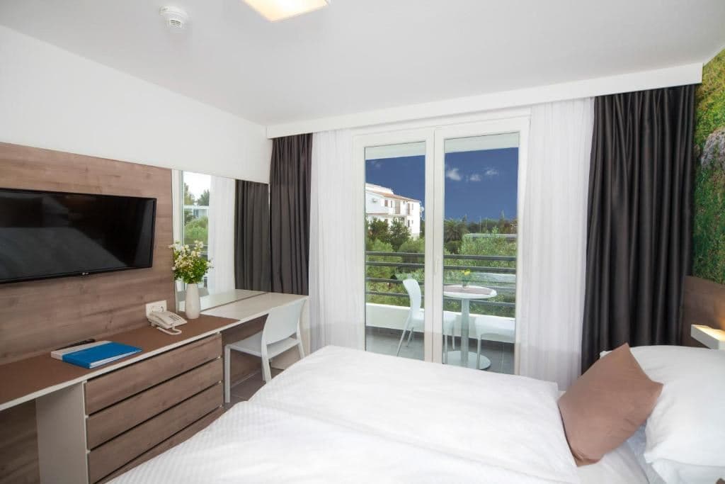 rooms-annex-room-balcony