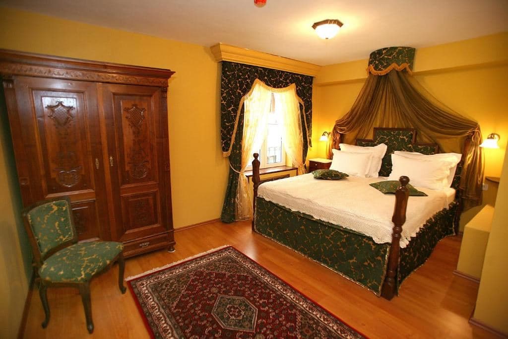 rooms-superior-room