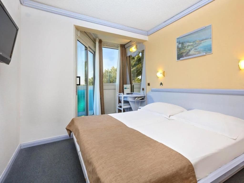 rooms-twin-classic-room-seaview-balcony