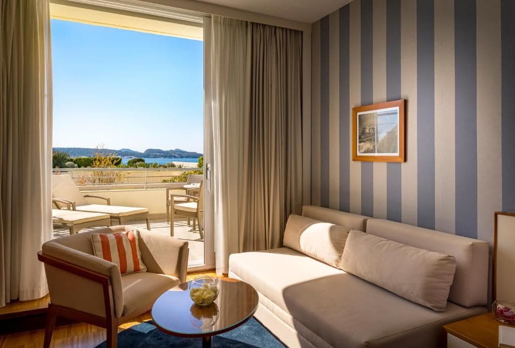 rooms-classic-room-sea-view-balcony