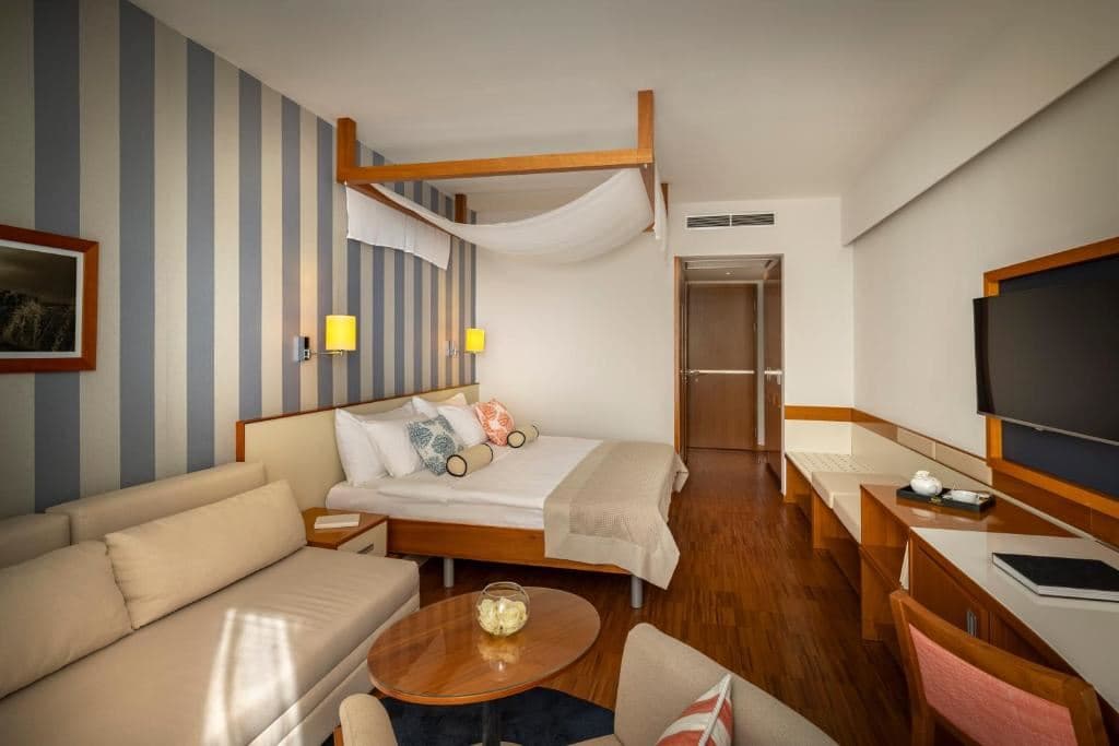 rooms-classic-room-sea-view-balcony