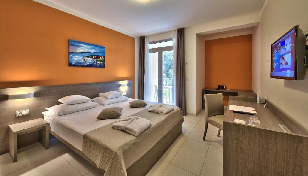 rooms-standard-room-seaside-balcony-or-terrace