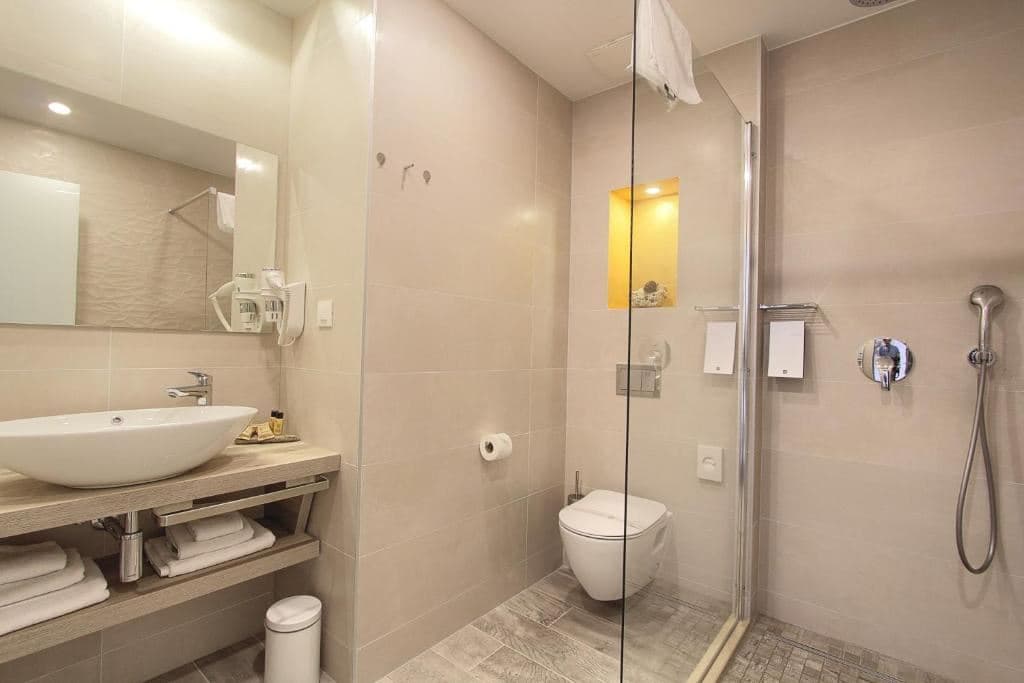 rooms-1-bedroom-premium-suite-seaview-balcony