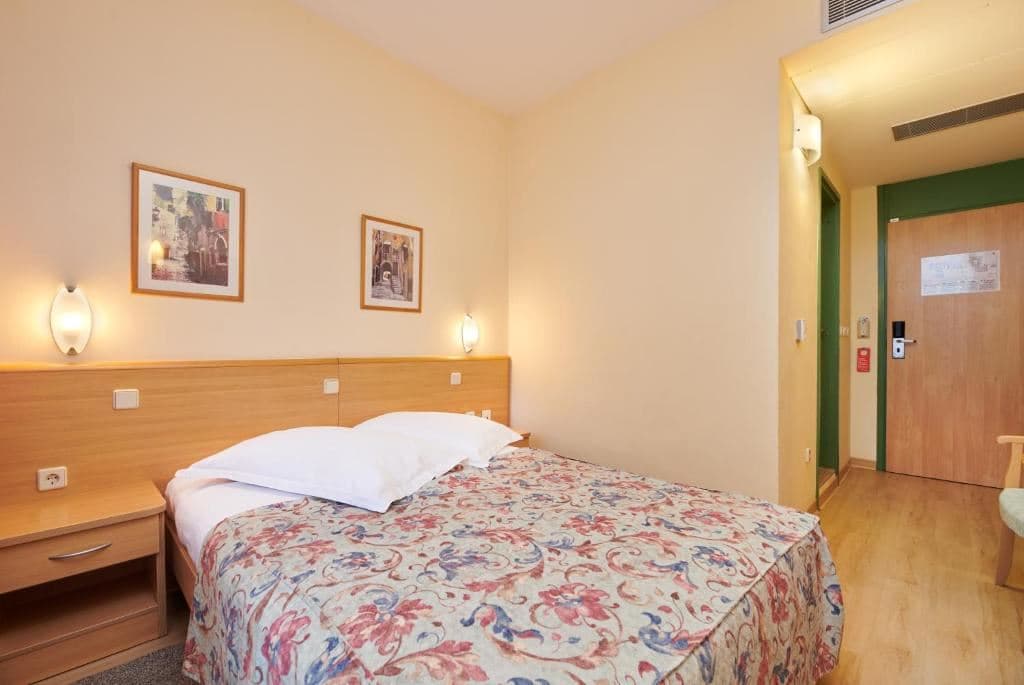 rooms-double-room-park-view-balcony-economy