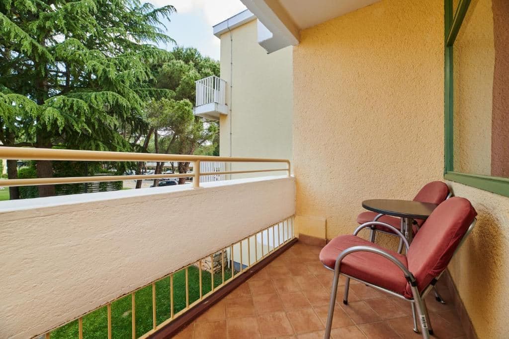 rooms-double-room-park-view-balcony-economy