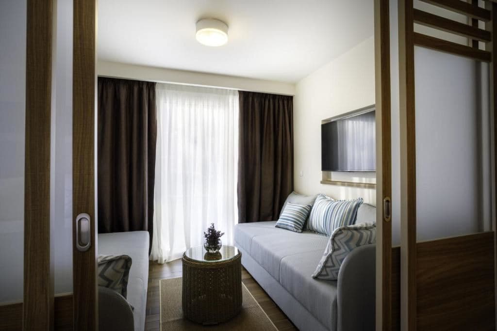 rooms-standard-familyroom-balcony