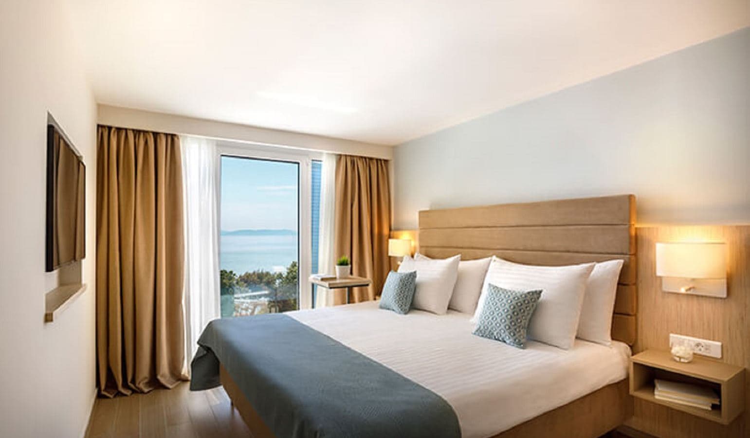 rooms-junior-suite-sea-view-balcony