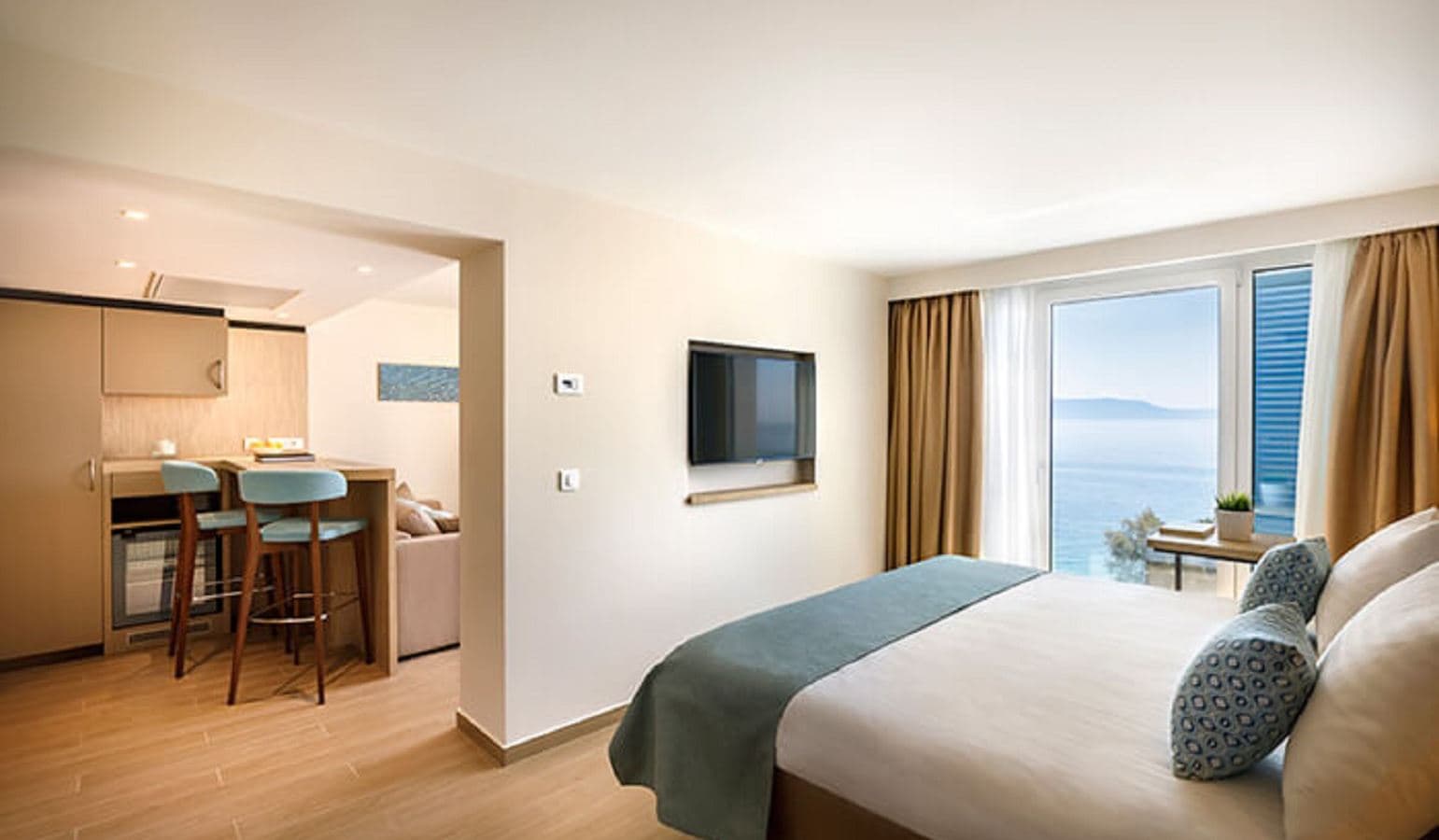 rooms-junior-suite-sea-view-balcony