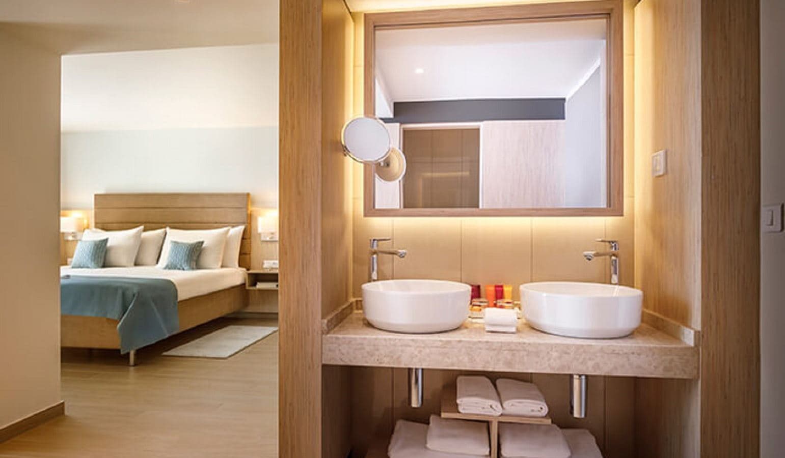 rooms-junior-suite-sea-view-balcony