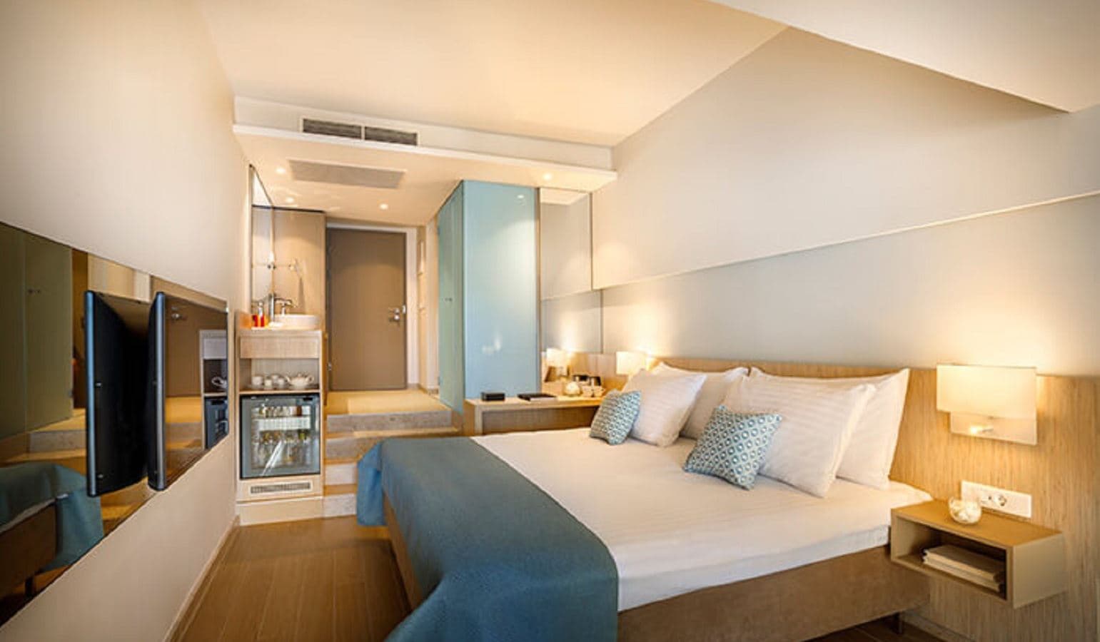 rooms-premium-v-level-suite-sea-view-balcony