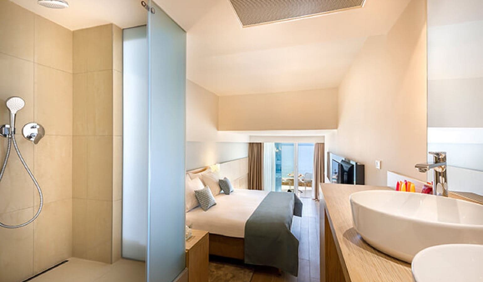 rooms-premium-v-level-suite-sea-view-balcony