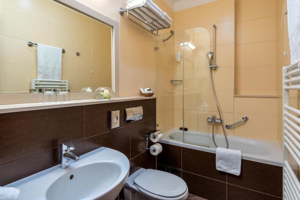 rooms-room-economy