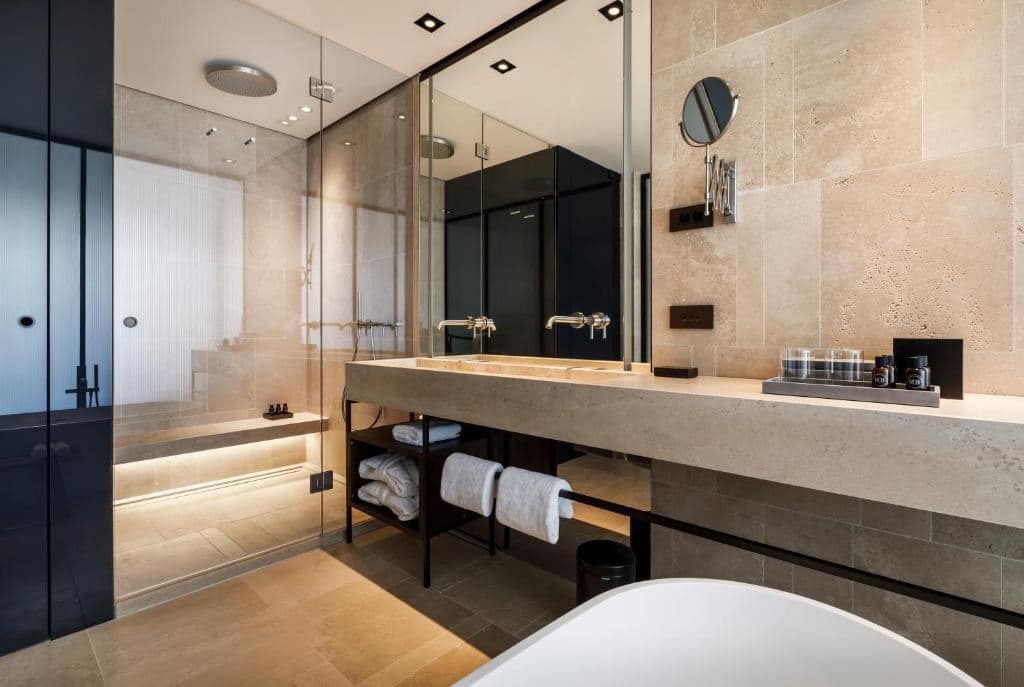 rooms-double-deluxe-room-seaview-balcony