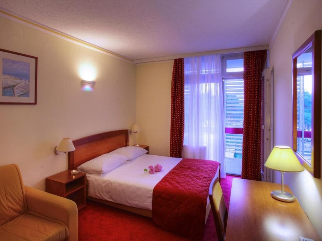 rooms-room-balcony