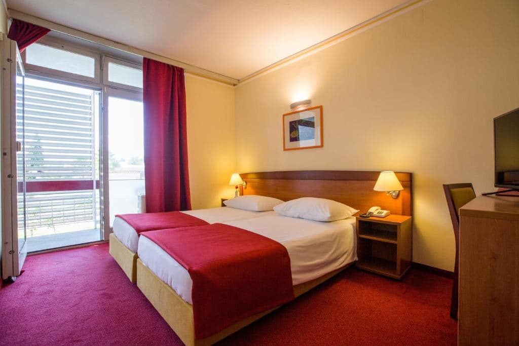 rooms-room-balcony