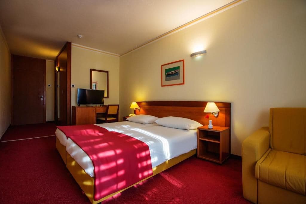 rooms-room-balcony
