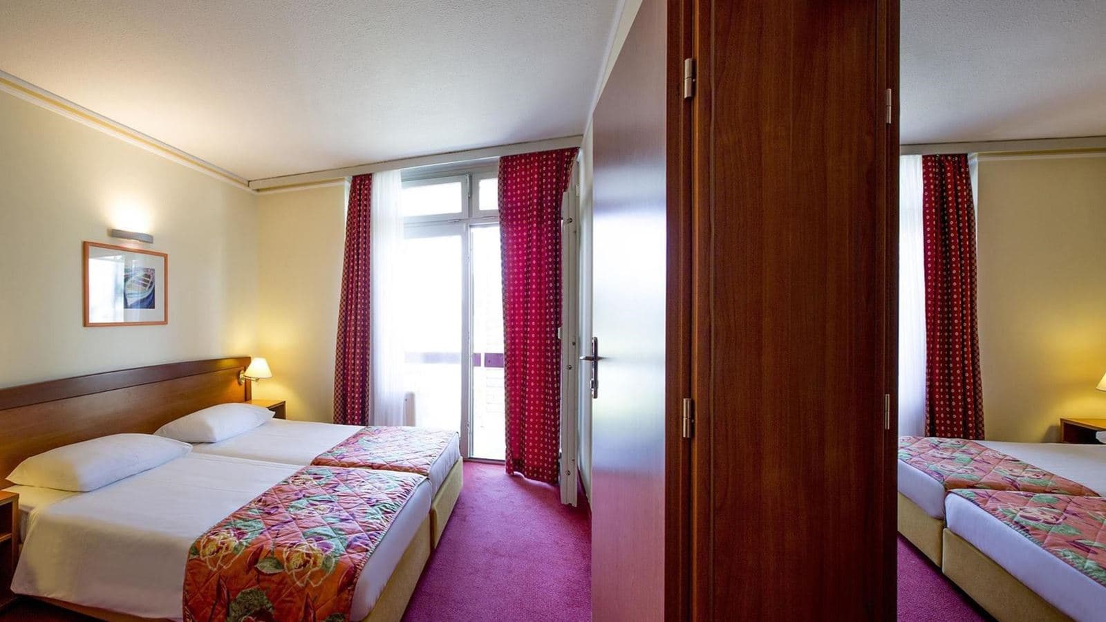 rooms-room-gardenview-balcony