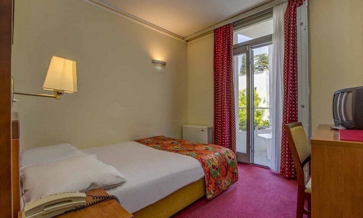 rooms-room-balcony