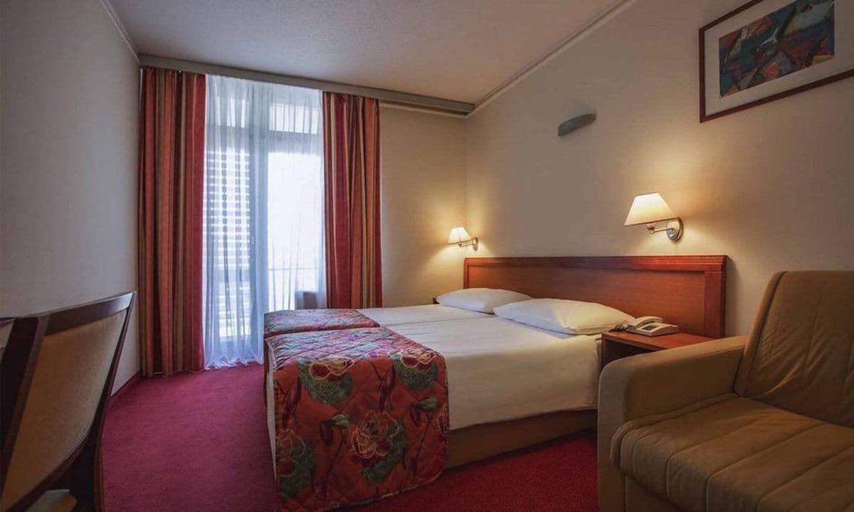 rooms-familyroom-gardenview-balcony