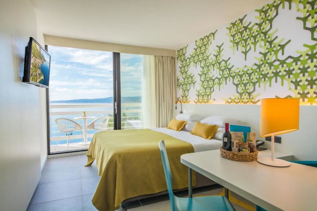 rooms-standard-room-seaside-balcony