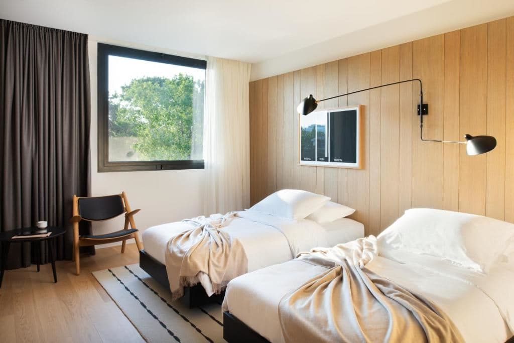 rooms-superior-room-city-view