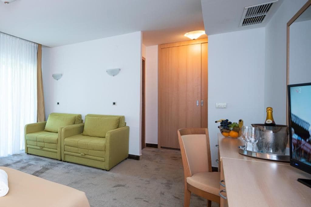 rooms-single-wchild-standard-room-balcony