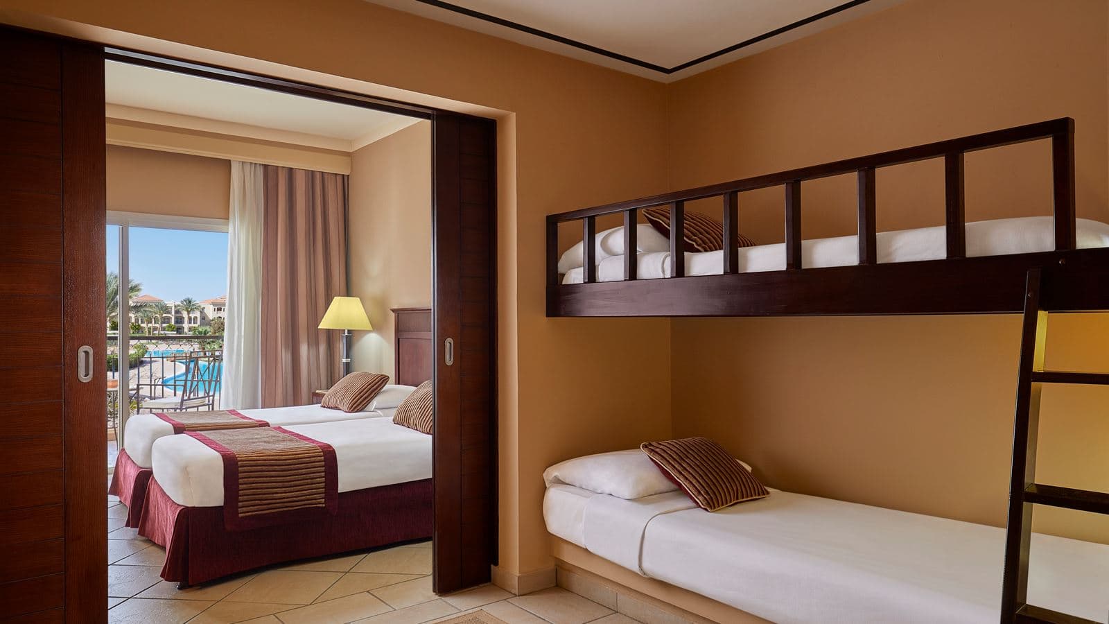 rooms-deluxe-familyroom-gardenview