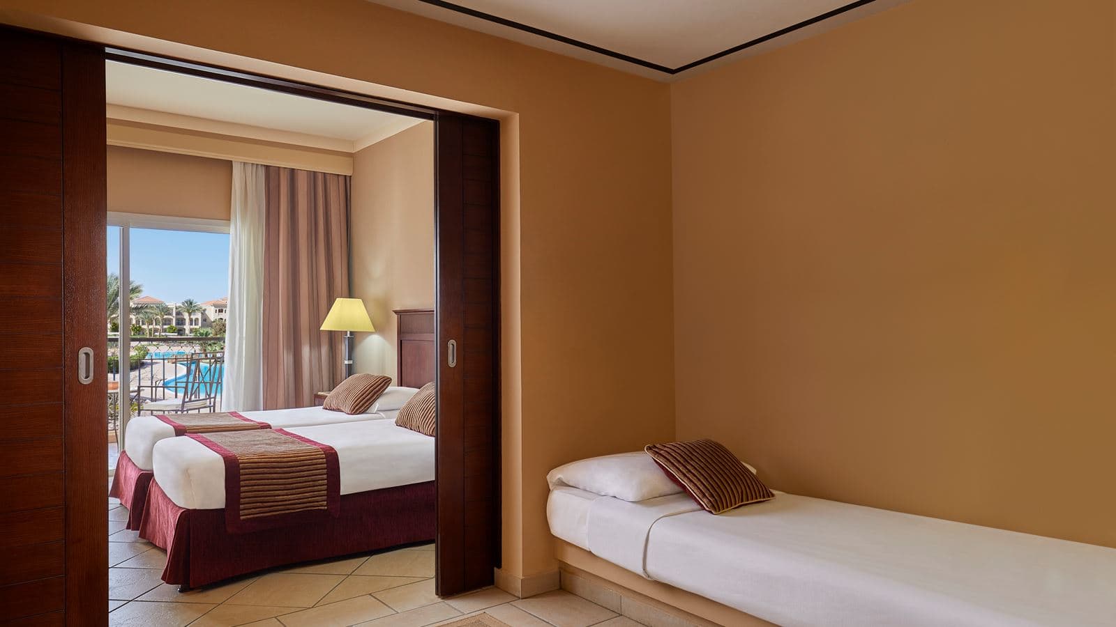 rooms-deluxe-familyroom-poolview