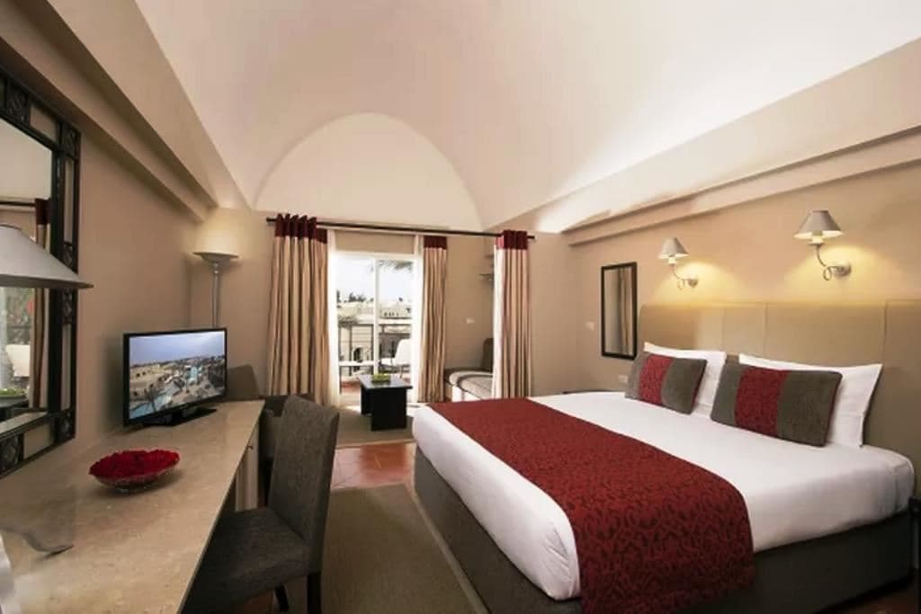 rooms-family-room-gardenpoolsea-side-view