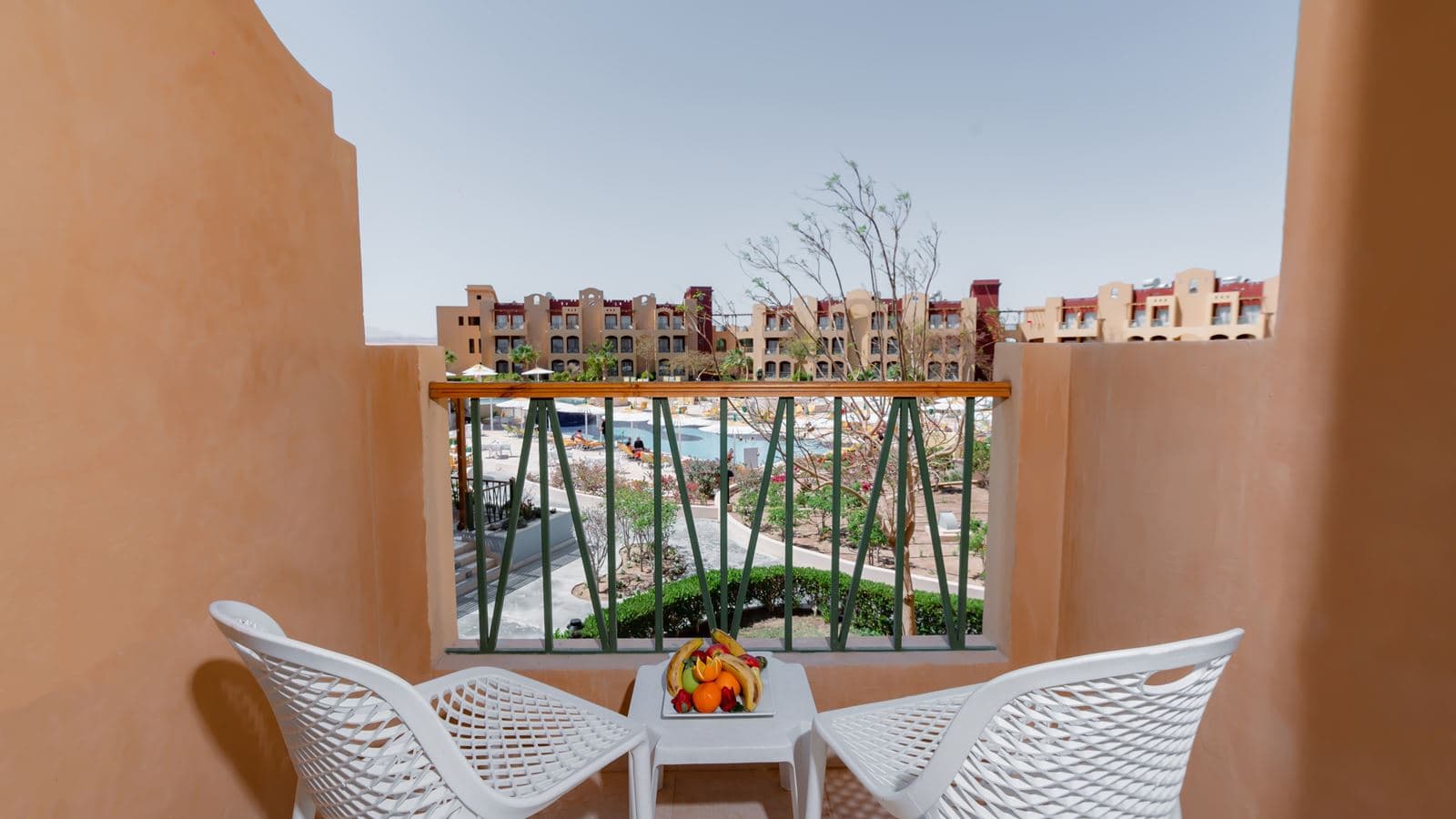 rooms-suite-pool-view