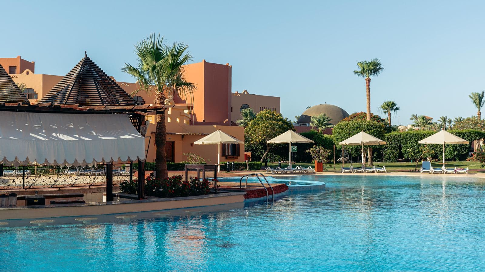 bars-outdoor-pool