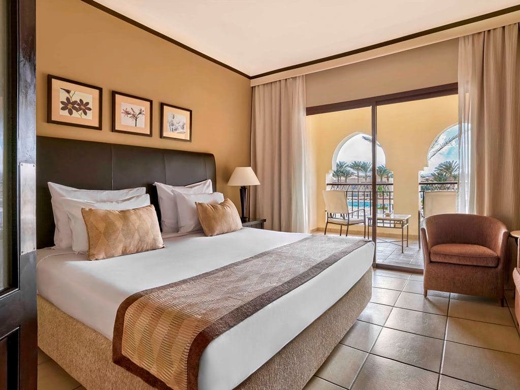 rooms-deluxe-door-family-pool-view
